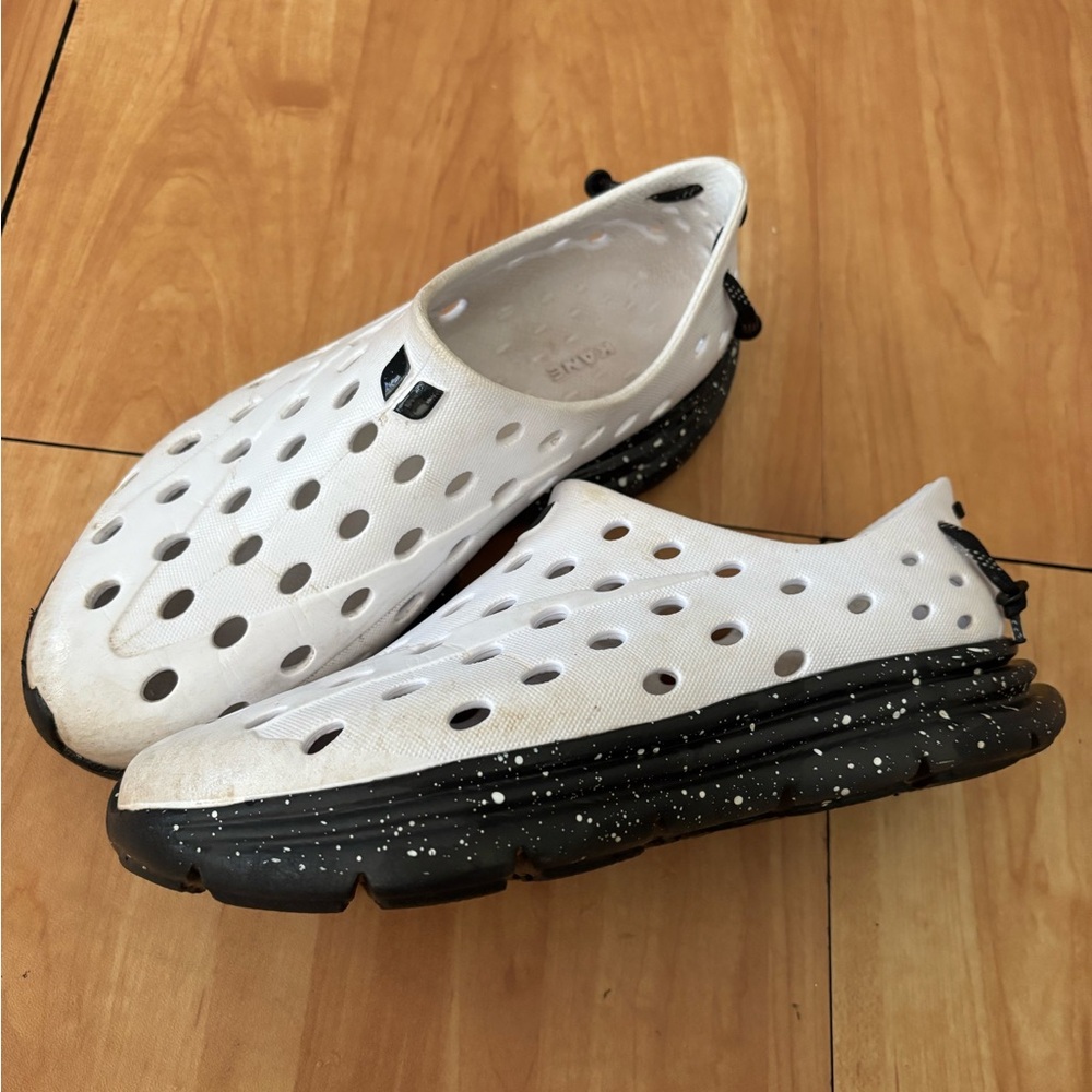 White and Black Slip-On Kanes shoes - Picture 3 of 4